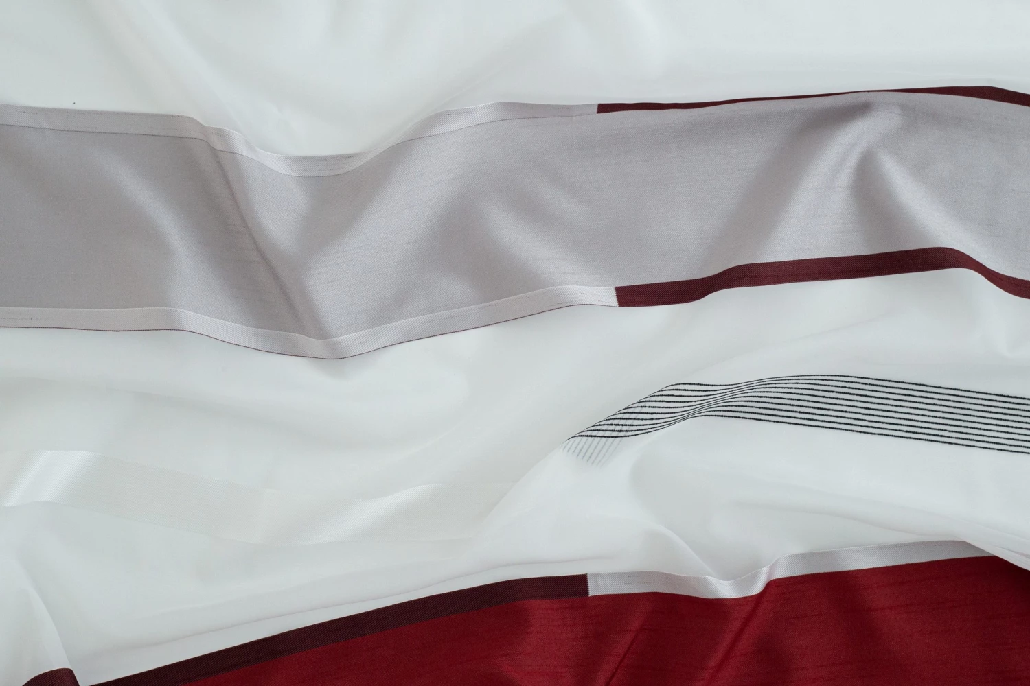 Indes Fuggerhaus Gardine grau-rot | Streifen | Küche 4 Indes Fuggerhaus Gardine grau-rot | Streifen | Küche – Bild 2