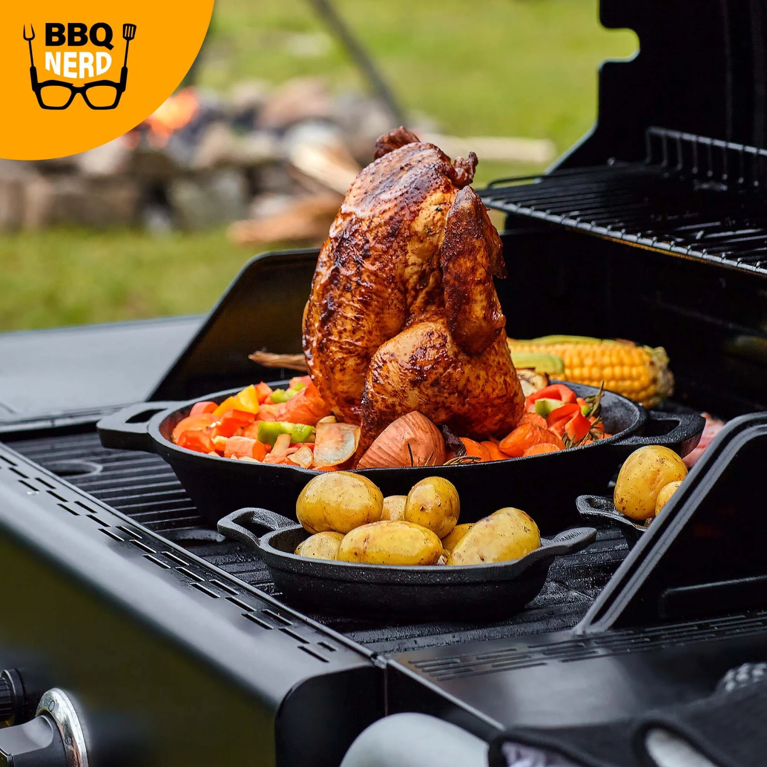 BBQ Nerd Hähnchenbräter aus Gusseisen Ø 28cm - BBQ Nerd Hähnchenbräter 4 BBQ Nerd Hähnchenbräter aus Gusseisen Ø 28cm - BBQ Nerd Hähnchenbräter – Bild 2